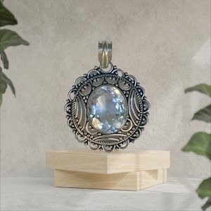 Crystal quartz pendant